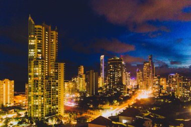 Gold Coast, Avustralya - 9 Ocak 2015: şehir ışıkları ve yüksek binalar ile Surfers Paradise ve gece görmek
