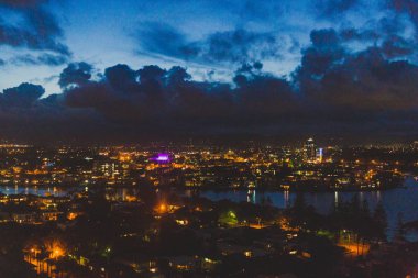 Gold Coast, Avustralya - 9 Ocak 2015: şehir ışıkları ve yüksek binalar ile Surfers Paradise ve gece görmek