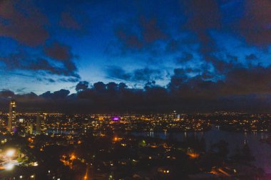 Gold Coast, Avustralya - 9 Ocak 2015: şehir ışıkları ve yüksek binalar ile Surfers Paradise ve gece görmek