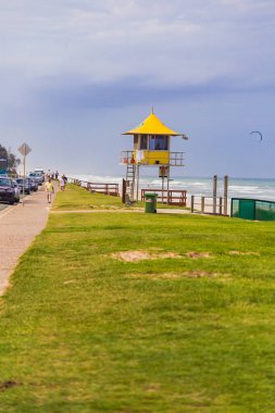 Gold Coast, Avustralya - 14 Ocak 2015: Surfers Paradise beach ve yeşil alanda