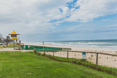 Gold Coast, Avustralya - 14 Ocak 2015: Surfers Paradise beach ve yeşil alanda