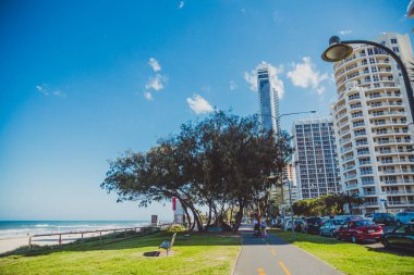 Gold Coast, Avustralya - 15 Ocak 2015: sahil boyunca yüksek katlı binalar Surfers Paradise yürümek
