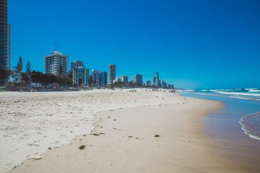 Gold Coast, Avustralya - 16 Ocak 2015: Altın kum ve gökdelenler Pasifik Okyanusu'na bakan Surfers Paradise, İstanbul beach