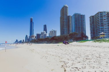 Gold Coast, Avustralya - 16 Ocak 2015: Altın kum ve gökdelenler Pasifik Okyanusu'na bakan Surfers Paradise, İstanbul beach