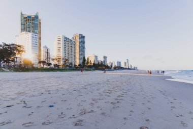 Gold Coast, Avustralya - 16 Ocak 2015: Altın kum ve gökdelenler Pasifik Okyanusu'na bakan Surfers Paradise, İstanbul beach