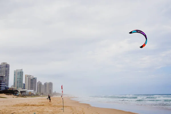 Gold Coast Itävalia Tammikuu 2015 Leijalautailijat Rannalla Surfers Paradise Tyynenmeren — kuvapankkivalokuva