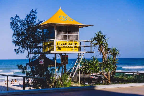 Costa Oro Australia Enero 2015 Icónica Cabaña Salvavidas Amarilla Playa — Foto de Stock