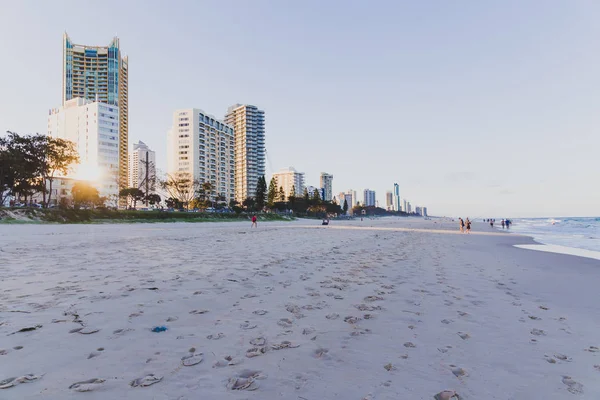 코스트 2015 해변에서 퀸즐랜드 황금빛 모래와 빌딩은 태평양이 내려다 보이는 — 스톡 사진