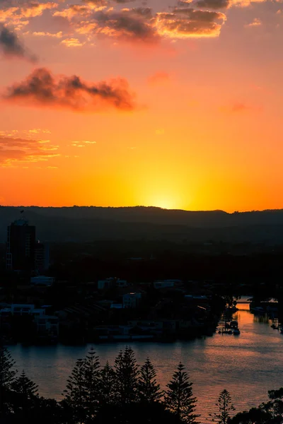 Gold Coast Austrália Janeiro 2015 Intenso Pôr Sol Tropical Sobre — Fotografia de Stock