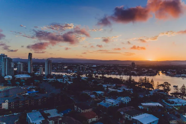 黄金海岸 澳大利亚 2015年1月17日 强烈的热带日落上空冲浪者天堂与山景和太阳耀斑 — 图库照片