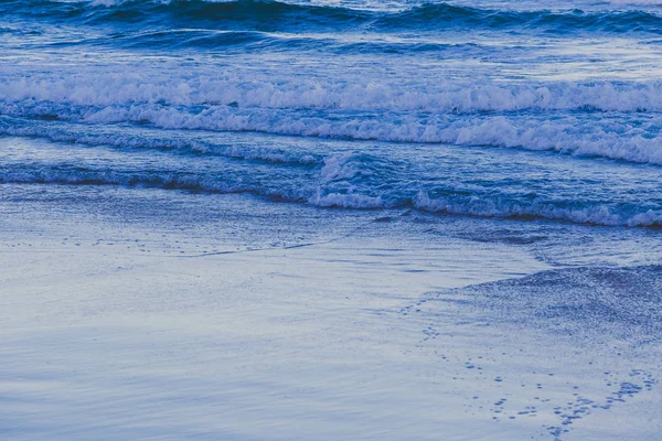 来自太平洋的蓝色调波浪在澳大利亚昆士兰拍摄 — 图库照片