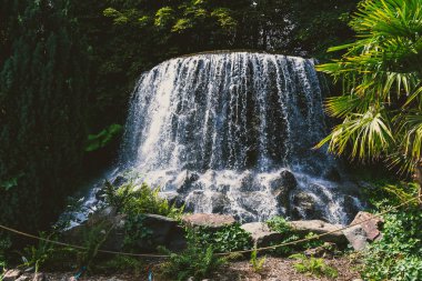 Dublin, İrlanda - 4 Ağustos 2018: görünüm Iveagh bahçeleri şelale Dublin şehir merkezinde tam yaz aylarında vurdu