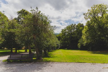 Dublin, İrlanda - 4 Ağustos 2018: Dublin şehir merkezinde tam yaz aylarında vurdu Iveagh bahçeleri görünümünü