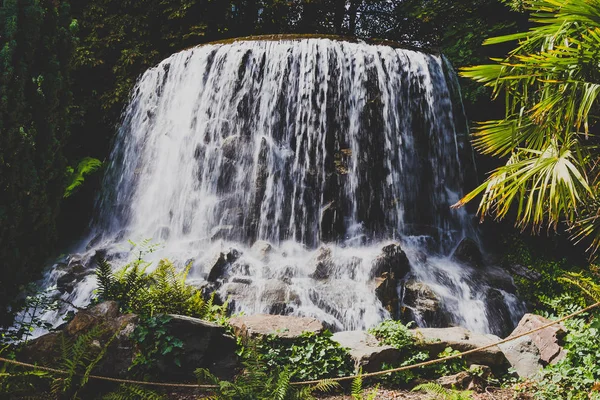Dublin, İrlanda - 4 Ağustos 2018: görünüm Iveagh bahçeleri şelale Dublin şehir merkezinde tam yaz aylarında vurdu