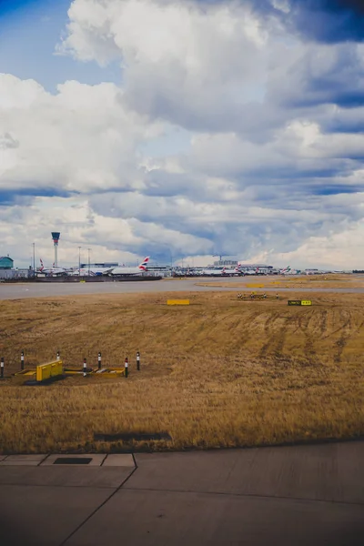 Londra Ngiltere Ağustos 2018 Heathrow Havaalanı Fırtınalı Gökyüzü Kendi Standları — Stok fotoğraf