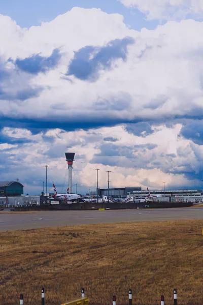 Londra Ngiltere Ağustos 2018 Heathrow Havaalanı Fırtınalı Gökyüzü Kendi Standları — Stok fotoğraf