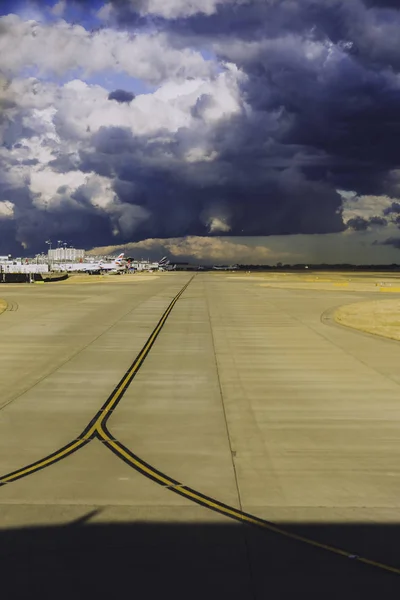 Londra Ngiltere Ağustos 2018 Heathrow Havaalanı Fırtınalı Gökyüzü Kendi Standları — Stok fotoğraf