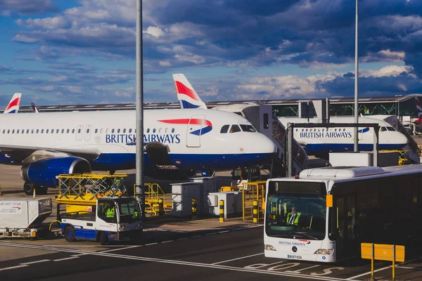 Londra Ngiltere Ağustos 2018 Heathrow Havaalanı Fırtınalı Gökyüzü Kendi Standları — Stok fotoğraf