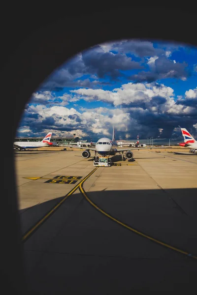 Londra Ngiltere Ağustos 2018 Heathrow Havaalanı Fırtınalı Gökyüzü Kendi Standları — Stok fotoğraf