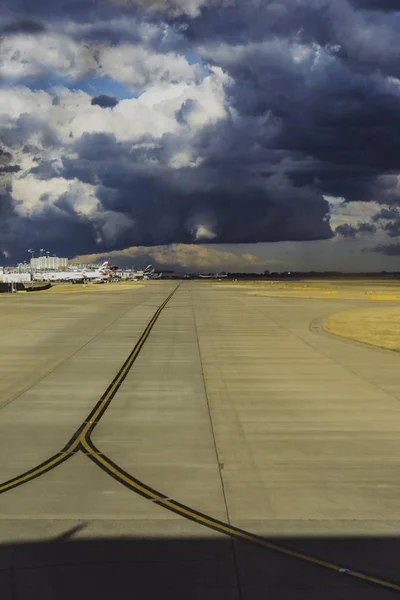 London August 2018 Blick Auf Den Heathrow Airport Mit Stürmischem — Stockfoto