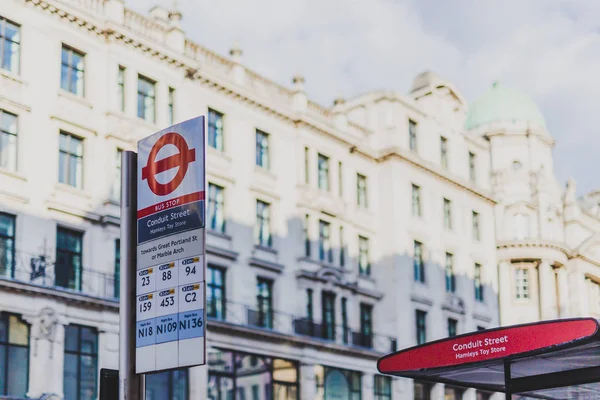 ロンドン市内中心部のロンドン イギリス 2018 コンジット通りバス停 — ストック写真