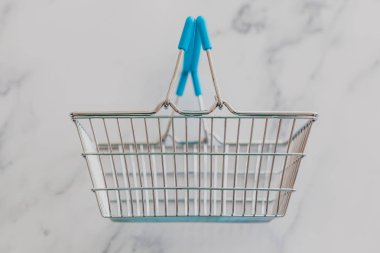boş bakkal alışveriş sepeti mermer yüzey üzerinde izole 