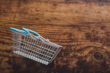 boş bakkal alışveriş sepeti ahşap yüzey üzerinde