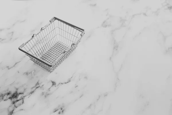 Vide Panier Épicerie Isolé Sur Surface Marbre — Photo