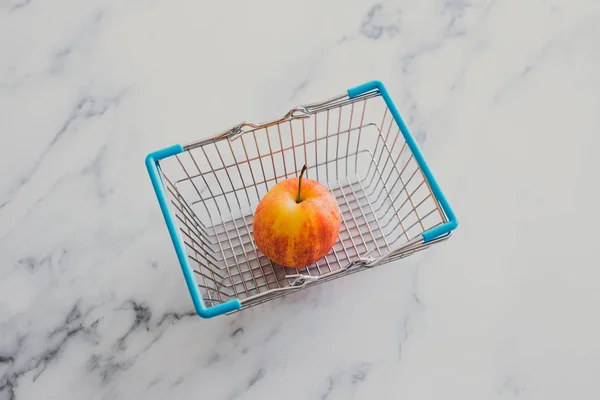 Épicerie Mini Panier Avec Une Seule Pomme Rouge Marbre Fond — Photo