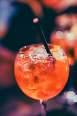 alanın üzerine sığ derinlikte turuncu içecekler açık bar tabr kokteyl bardağı