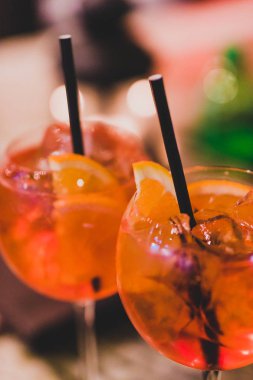 alanın üzerine sığ derinlikte turuncu içecekler açık bar tabr kokteyl bardağı