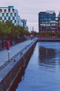 Dublin, İrlanda - 29 Eylül 2018: Grand Canal Square ayrıntı, Dublin şehir merkezinde alacakaranlıkta