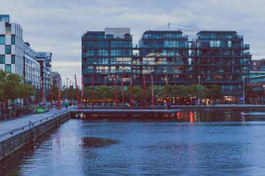 Dublin, İrlanda - 29 Eylül 2018: Grand Canal Square ayrıntı, Dublin şehir merkezinde alacakaranlıkta