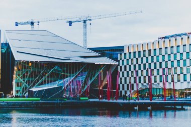 Dublin, İrlanda - 29 Eylül 2018: Grand Canal Square ayrıntı, Dublin şehir merkezinde alacakaranlıkta