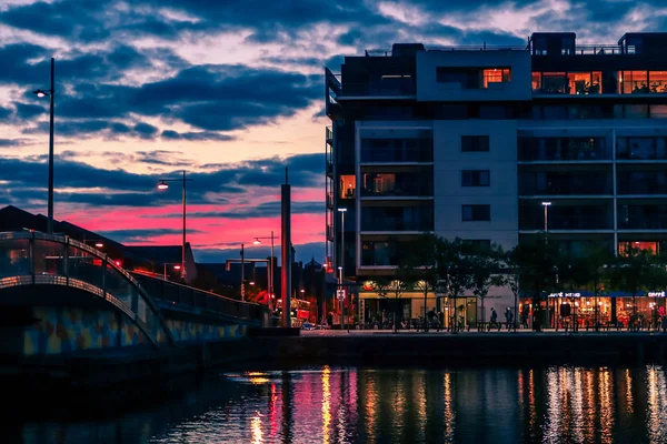夕暮れ時のダブリン市内中心部のグランド運河広場のダブリン アイルランド 2018 — ストック写真