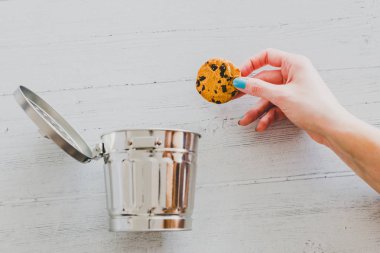 tanımlama bilgisi atma içine bir çöp tenekesi, metafor Web sitesi tanımlama bilgilerini ve Kullanıcı teknolojileri izleme hakkında yardım