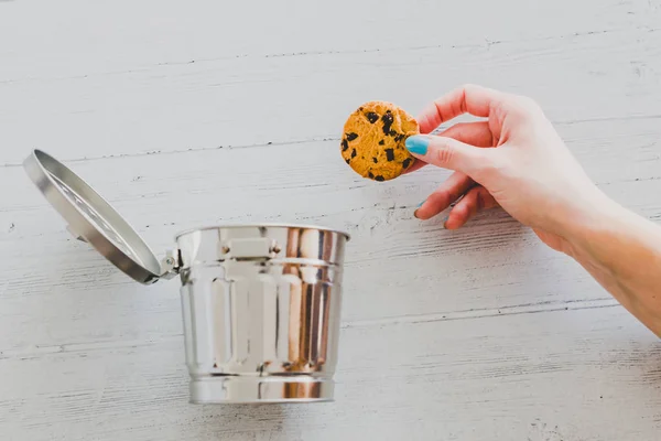 Tirar Galletas Mano Bote Basura Metáfora Sobre Las Cookies Del — Foto de Stock