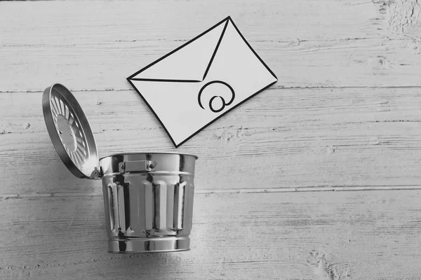 Envelope Mail Indo Para Lixo Metáfora Spam Comunicações Phishing — Fotografia de Stock