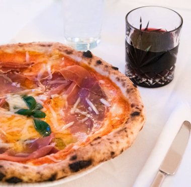 İtalyan yemek tarifleri: ayrıntı prosciutto jambonu ile fırında pizza