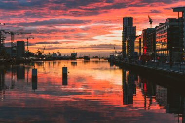 Dublin, İrlanda - 18th Ekim 2018: görkemli pembe gündoğumu Dublin Docklands ve Liffey Nehri üzerinde