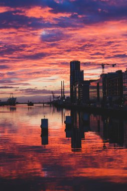 Dublin, İrlanda - 18th Ekim 2018: görkemli pembe gündoğumu Dublin Docklands ve Liffey Nehri üzerinde