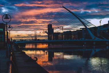 Dublin, İrlanda - 18th Ekim 2018: görkemli pembe gündoğumu Dublin Docklands ve Liffey Nehri üzerinde