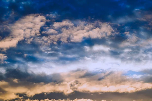 Небо Хмарами Синіми Золотими Тонами Світлом Сяє Крізь Хмари — стокове фото