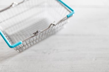 sığ derinlik-in tarla ile boşaltmak metninizi eklemek için boş alışveriş sepeti ahşap masa üzerinde ateş