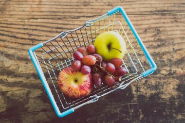 alışveriş sepeti taze sağlıklı meyve ahşap tablo