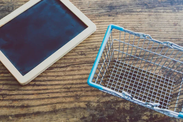 Schoolbord Naast Leeg Winkelwagentje Met Copyspace Toe Voegen Van Tekst — Stockfoto