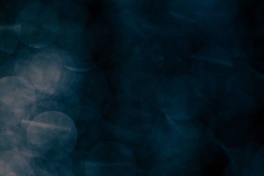 yağmur damlaları bir meşale, arka plan veya doku vurdu tarafından aydınlatılmış bir Windows tarafından yapılan ışıkların bokeh