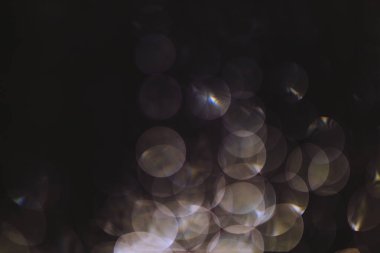 yağmur damlaları bir meşale, arka plan veya doku vurdu tarafından aydınlatılmış bir Windows tarafından yapılan ışıkların bokeh