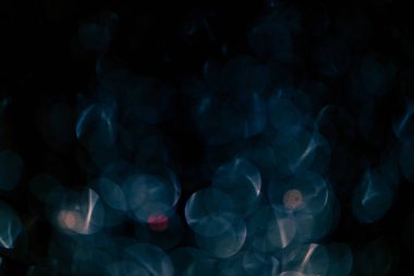 yağmur damlaları bir meşale, arka plan veya doku vurdu tarafından aydınlatılmış bir Windows tarafından yapılan ışıkların bokeh