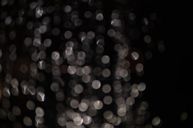 yağmur damlaları bir meşale, arka plan veya doku vurdu tarafından aydınlatılmış bir Windows tarafından yapılan ışıkların bokeh